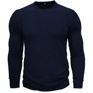 Pull militaire coloris bleu marine en maille côtelée, vu de face