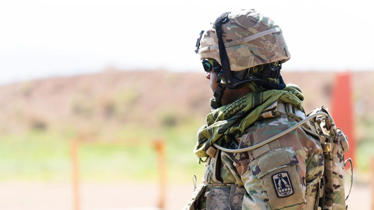 Chèche militaire vert et noir porté autour du cou par un soldat américain en tenue de combat