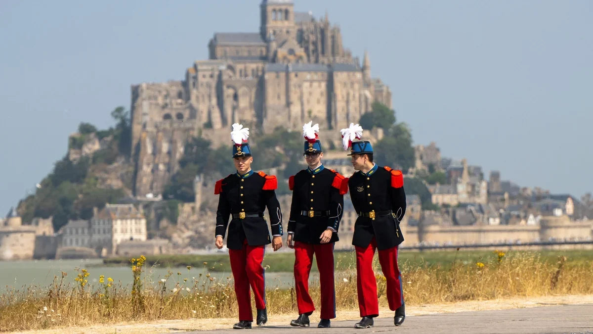 Grades militaires : élèves officiers en grande tenue devant le Mont Saint Michel