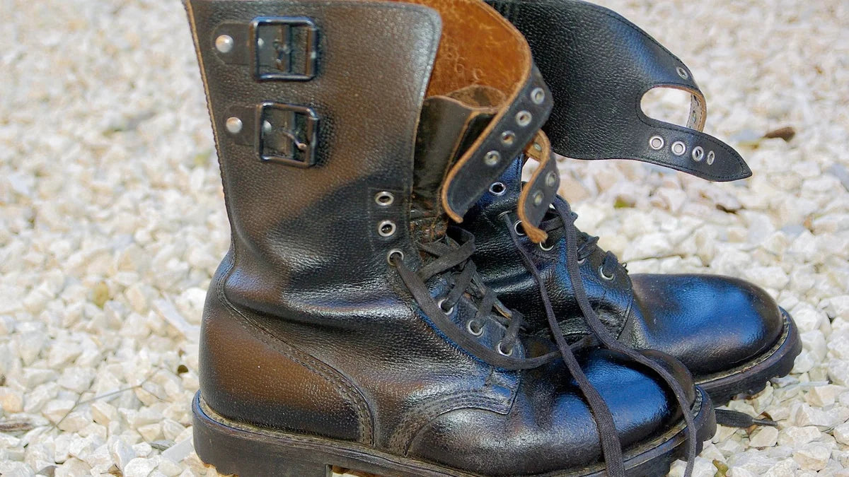 Laçage des rangers : rangers en cuir noir à guêtron et à boucles, lacets ouverts