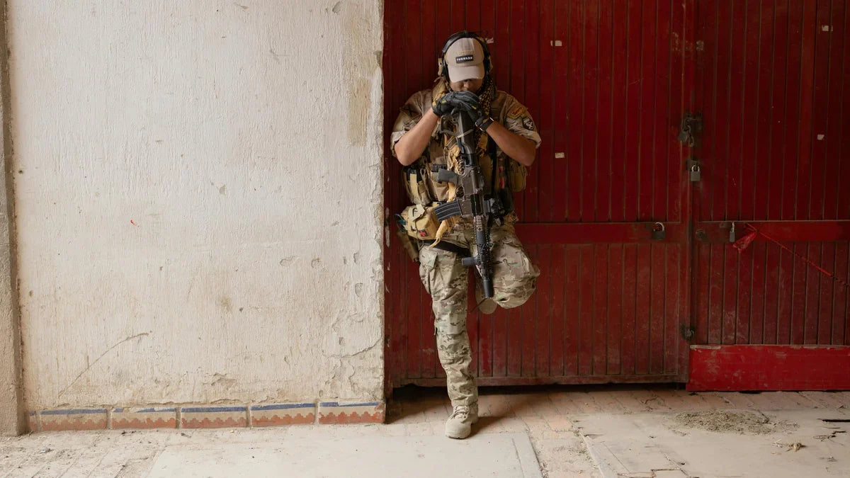 Opérateur tactique en multicam adossé contre un mur, moment de repli — sommeil tactique