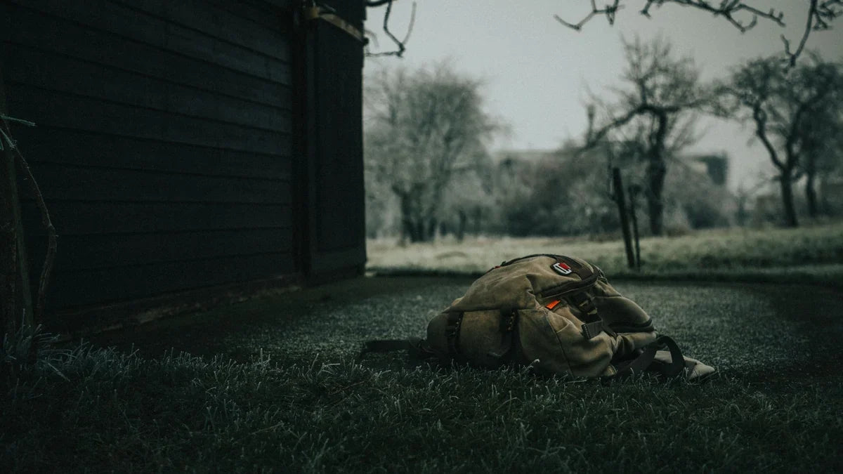 Sac à dos givré posé au petit matin sur le terrain en hiver