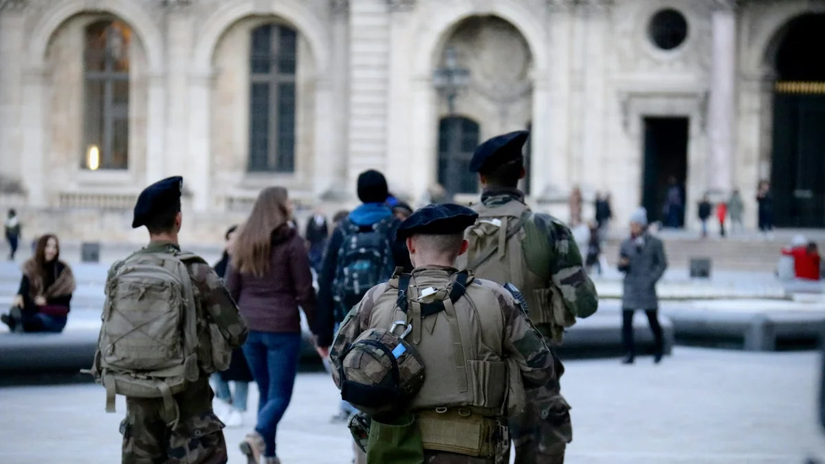 Uniforme militaire français : tenue de combat Centre-Europe et béret, militaires vus de dos à Paris
