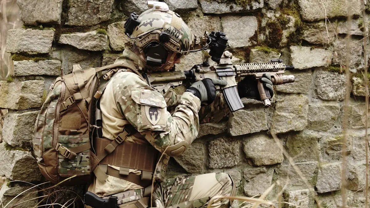 Opérateur tactique équipé d'un sac à dos de patrouille MOLLE chargé, en progression sur terrain accidenté, illustrant l'autonomie et la mobilité.