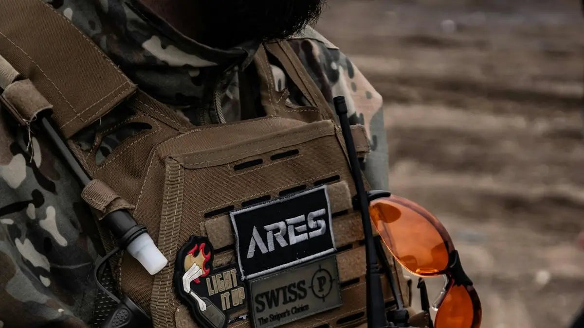 Opérateur tactique équipé d'un système d'hydratation mains libres en mission de reconnaissance.