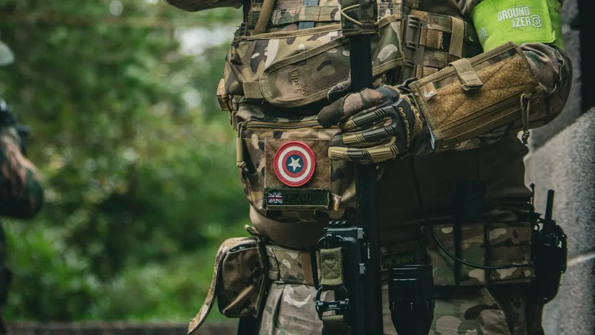 Opérateur tactique équipé d'une ceinture de combat First Line et d'un gilet porte-plaques Second Line.
