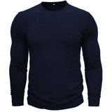 Pull militaire coloris bleu marine en maille côtelée, vu de face